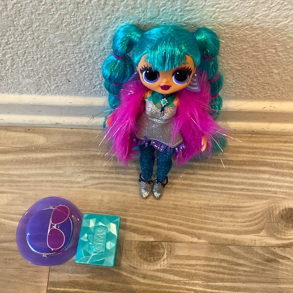 (1x) L.O.L Surpise OMG Winter Disco Doll Cosmic Queen Doll - Picture 7 of 16